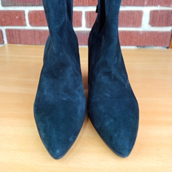 NWT Steve Madden 'Thrived' Genuine Suede Pointy Toe Notched Ankle Booties in Blk - Picture 5 of 7